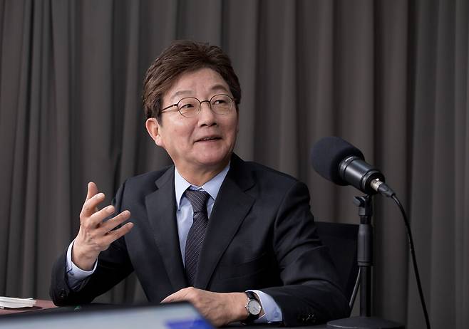 2025년 3월11일 서울 용산 스튜디오에서 만난 유승민 전 의원이 윤석열 전 대통령의 계엄선포와 탄핵에 관한 입장을 밝히고 있다. ⓒ시사저널 이종현