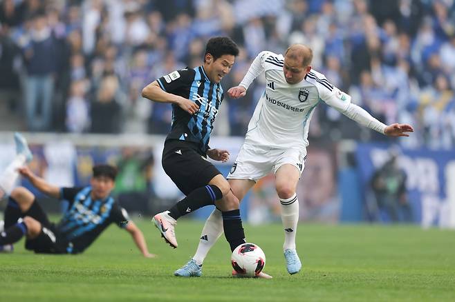 울산 보야니치(오른쪽)가 11일 인천과 원정경기 도중 오후성과 볼을 다투고 있다. 사진제공｜한국프로축구연맹