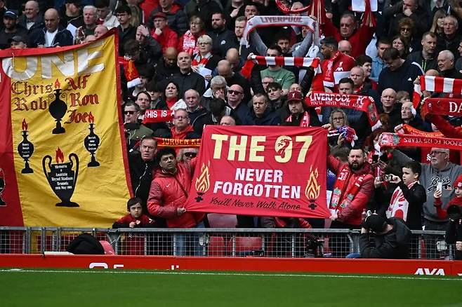 프리미어리그 리버풀 서포터가 15일 파리 생제르맹과 챔피언스리그 8강 2차전 홈경기에 앞서 힐스버러 참사 희생자들을 추모하는 플래카드를 들어 보이고 있다. 게티이미지코리아