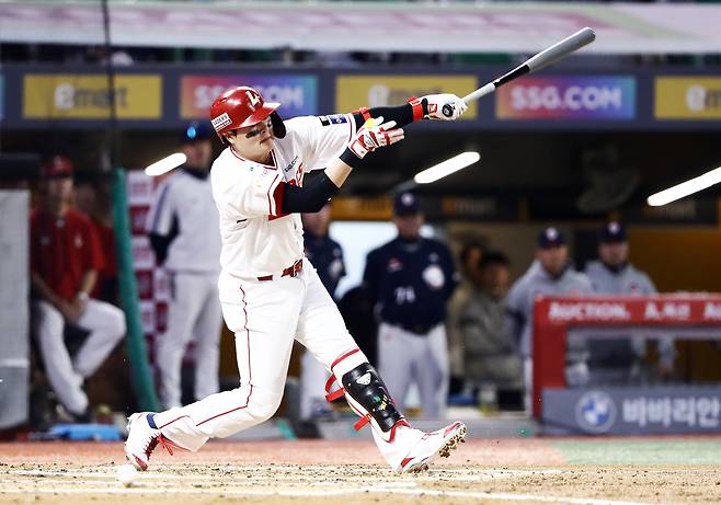 SSG 고명준이 15일 인천 두산전에서 홈런을 치고 있다. SSG랜더스 제공