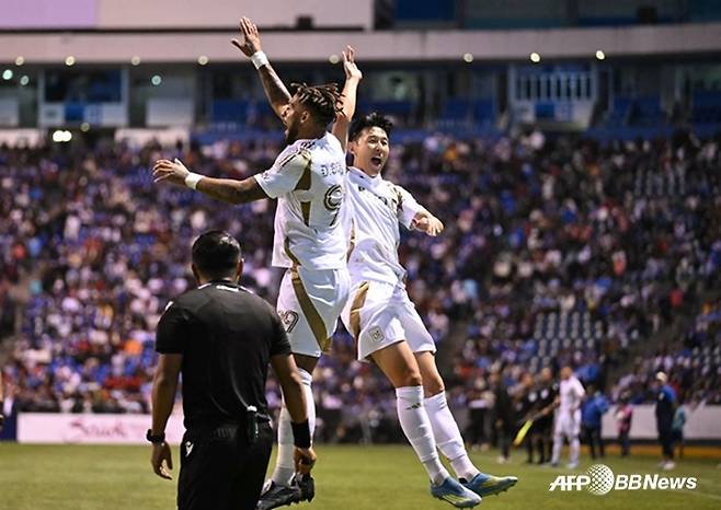 기뻐하는 드니 부앙가(왼쪽)와 손흥민. /AFPBBNews=뉴스1