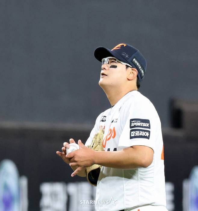 한화 이글스 김서현이 14일 대전 한화생명볼파크에서 열린 2026 신한 SOL KBO리그 삼성 라이온즈와 홈경기 8회초 2사 만루에서 폭투를 범하고 실점 후 아쉬워하고 있다. /사진=강영조 선임기자