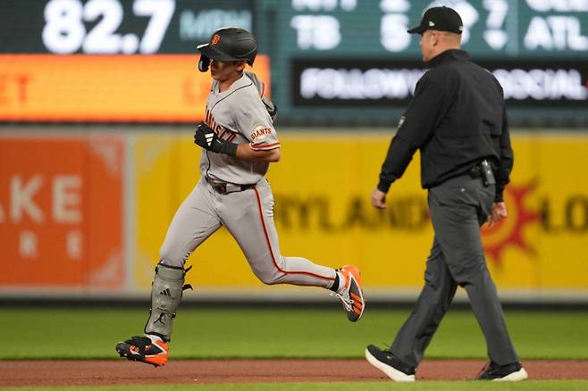 이정후는 15일 미국 오하이오주 신시내티의 그레이트 아메리칸 볼파크에서 열린 2026 미국 메이저리그(MLB) 정규시즌 신시내티 레즈와 원정경기에 6번타자 겸 우익수로 선발 출전해 4타수 2안타를 기록했다. 그는 이날 2026시즌 네 번째 멀티히트를 기록하며 타율을 0.185에서 0.207로 끌어올렸다. 2회초 1사 주자 없는 상황 첫 타석에 들어선 이정후는 2볼 1스트라이크 유리한 카운트에서 싱어의 4구째 바깥쪽 싱커를 밀어 쳐 3·유 간을 빠져나가는 좌익수 앞 안타를 신고했다.  4회초 2사 주자 없는 상황에선 2루타를 터트리기도 했다. 연합뉴스