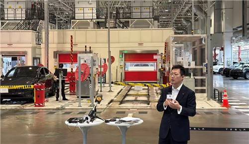 왕하오 테슬라 부사장     (상하이=연합뉴스) 정성조 특파원 = 15일 오후 중국 상하이 테슬라 기가팩토리에서 왕하오 테슬라 부사장(테슬라 중국 지역 대표)이 생산 상황과 전망 등을 설명하고 있다. 2026.4.15 xing@yna.co.kr