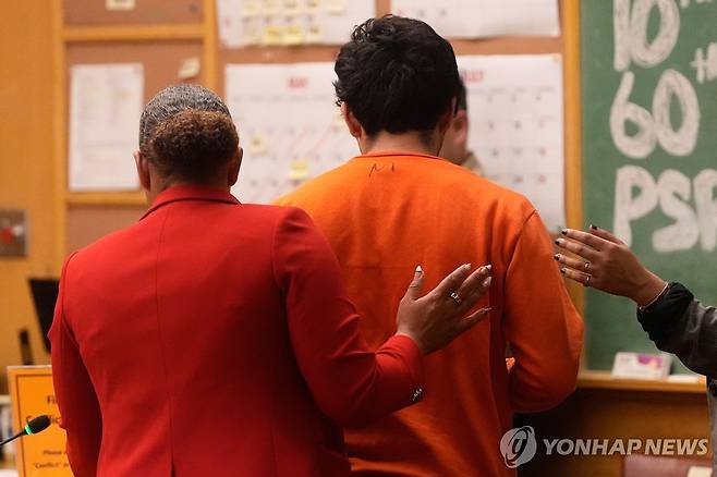 법원 나서는 올트먼 자택 화염병 투척범 샘 올트먼 오픈AI 최고경영자(CEO) 자택에 화염병을 던진 혐의 등으로 기소된 피의자 대니얼 모레노-가마(20·오른쪽)가 14일(현지시간) 국선 변호인 다이어몬드 워드와 함께 미 샌프란시스코의 캘리포니아주 1심 법원을 나서고 있다. [AP=연합뉴스]
