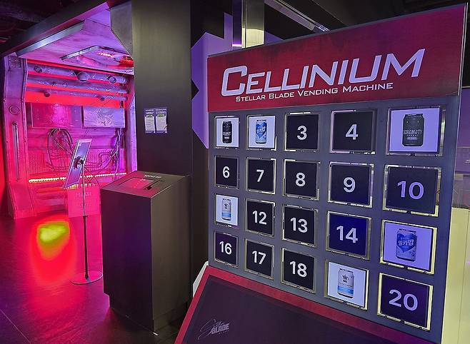 시프트업의 '스텔라 블레이드' 소재 참여형 이벤트 공간 (서울=연합뉴스) 김주환 기자 = 올해로 3회째를 맞은 '2025 게임문화축제'가 서울 광화문 하이커(HiKR) 그라운드에서 5일 개막했다. 
    관람객들은 시프트업의 '스텔라 블레이드' 테마로 꾸며진 전시 공간에서 게임을 체험할 수 있다. 사진은 시프트업 '스텔라 블레이드'를 소재로 한 참여형 이벤트 공간. 2025.9.5 jujuk@yna.co.kr