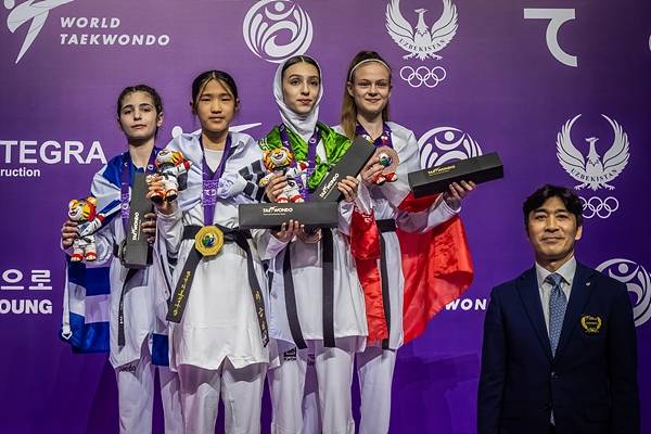 시상식에서 메달리스트들과 포즈를 취한 이근미(왼쪽에서 두 번째). [세계태권도연맹 제공. 재판매 및 DB 금지]