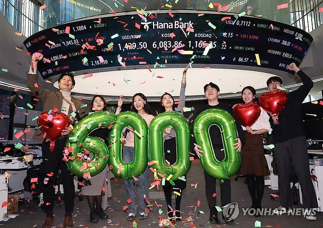 역사적 6천피 시대의 시작 (서울=연합뉴스) 서명곤 기자 = 코스피가 사상 처음으로 6,000을 돌파해 거래를 마친 25일 서울 중구 하나은행 딜링룸에서 딜러들이 기념 세리머니를 하고 있다. 2026.2.25 seephoto@yna.co.kr