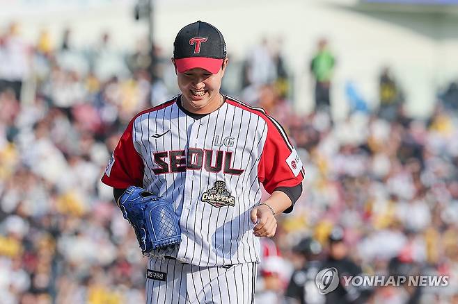 삼진으로 만루 위기 넘긴 유영찬 (서울=연합뉴스) 서대연 기자 = 29일 서울 송파구 잠실야구장에서 열린 프로야구 2026 KBO리그 kt wiz와 LG 트윈스의 경기.
    8회초 2사 만루 위기에서 kt 류현인을 삼진으로 잡아내며 무실점으로 이닝을 마친 LG 유영찬이 밝은 표정으로 더그아웃으로 향하고 있다. 2026.3.29 dwise@yna.co.kr