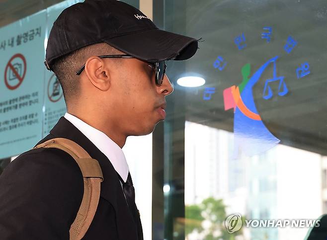 선고공판 출석하는 미국인 유튜버 조니 소말리 (서울=연합뉴스) 최재구 기자 = '평화의 소녀상'에 입을 맞추는 등 논란을 일으켜온 미국인 유튜버 조니 소말리가 15일 서울 서부지법에서 열리는 1심 선고공판에 출석하고 있다. 2026.4.15 jjaeck9@yna.co.kr