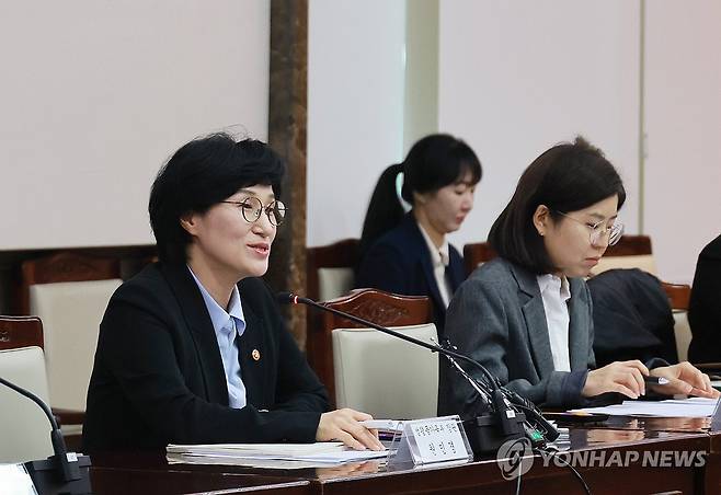 형사미성년자 연령 사회적 대화 협의체 3차 회의 (서울=연합뉴스) 원민경 성평등가족부 장관이 10일 서울 종로구 정부서울청사에서 열린 형사미성년자(촉법소년) 연령 사회적 대화 협의체 3차 회의에서 인사말을 하고 있다. 2026.4.10 [성평등가족부 제공. 재판매 및 DB 금지] photo@yna.co.kr