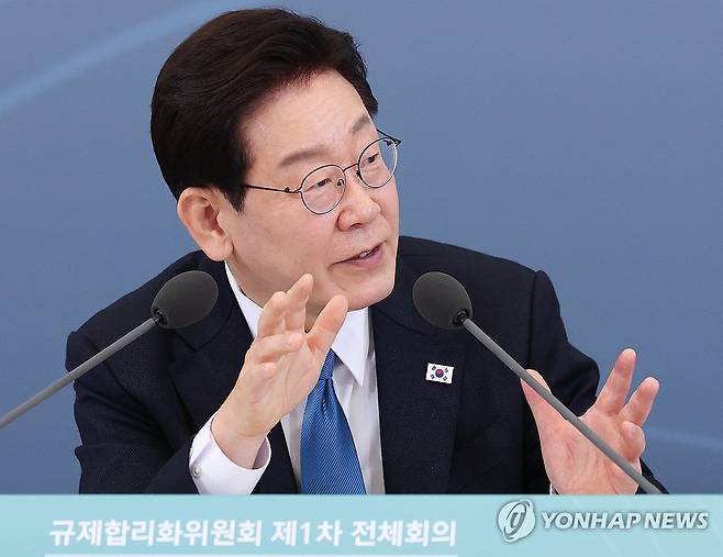 이재명 대통령, 규제합리화위원회 발언 (서울=연합뉴스) 김도훈 기자 = 이재명 대통령이 15일 청와대에서 열린 규제합리화위원회 제1차 전체회의에서 발언하고 있다. 2026.4.15 superdoo82@yna.co.kr