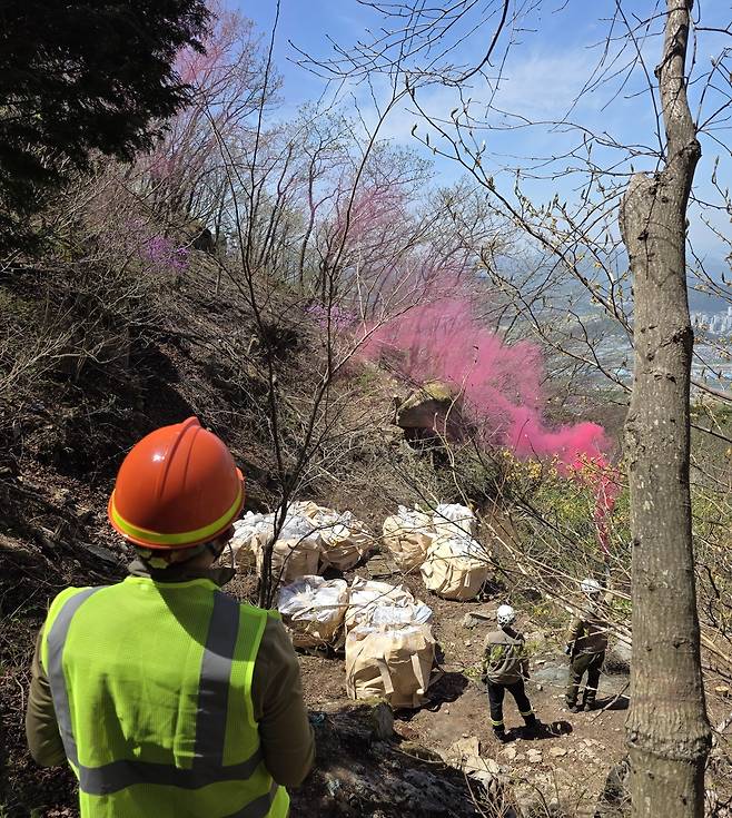 헬기 유도하는 금정산국립공원 관계자들 [촬영 이준영]