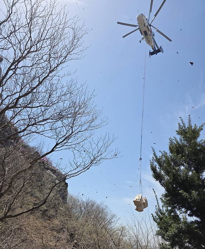 마대 실어 나르는 헬기 [촬영 이준영]