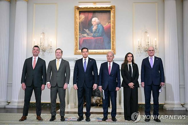 루비오 장관(왼쪽에서 세번째) 등 이스라엘-레바논 협상 참석자들 [AFP 연합뉴스. 재판매 및 DB 금지]