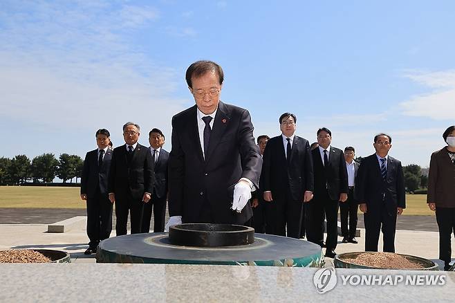 제주4·3평화공원 찾은 이석연 국민통합위원장 (제주=연합뉴스) 박지호 기자 = 이석연 국민통합위원장이 15일 오전 제주시 봉개동 제주4·3평화공원을 찾아 위령제단에 헌화·분향하고 있다. 2026.4.15 jihopark@yna.co.kr