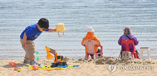 이른 더위 바다 찾은 어린이 (인천=연합뉴스) 임순석 기자 = 전국적으로 낮 최고기온이 26도까지 오르는 등 초여름 날씨를 보인 15일 인천 중구 을왕리해수욕장을 찾은 한 어린이가 반소매 차림으로 모래 장난을 하고 있다. 2026.4.15 soonseok02@yna.co.kr