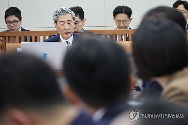 질의에 답하는 신현송 한국은행 총재 후보자 (서울=연합뉴스) 이동해 기자 = 신현송 한국은행 총재 후보자가 15일 국회 재정경제기획위원회에서 열린 인사청문회에서 의원 질의에 답하고 있다. 2026.4.15 eastsea@yna.co.kr