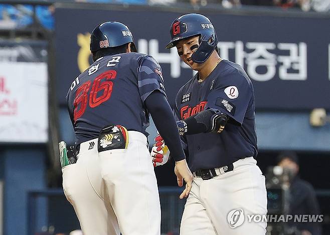 손성빈 '솔로홈런이야!' (서울=연합뉴스) 김성민 기자 = 15일 서울 잠실야구장에서 열린 2026 KBO 프로야구 롯데 자이언츠와 LG 트윈스의 경기. 3회초 1사 롯데 손성빈이 솔로홈런을 치고 홈으로 들어오고 있다. 2026.4.15 ksm7976@yna.co.kr