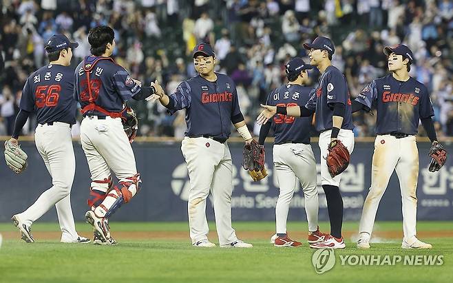 LG 연승 막아선 롯데 (서울=연합뉴스) 김성민 기자 = 15일 서울 잠실야구장에서 열린 2026 KBO 프로야구 롯데 자이언츠와 LG 트윈스의 경기. 2-0으로 승리한 롯데 선수들이 기뻐하고 있다. 2026.4.15 ksm7976@yna.co.kr