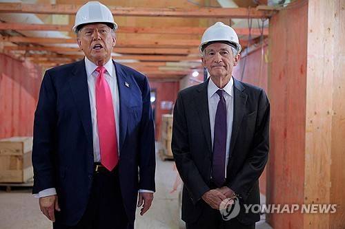 작년 7월 연준 청사 개보수 현장에 함께 자리한 트럼프와 파월 [AFP 연합뉴스 자료사진 재판매 및 DB금지]