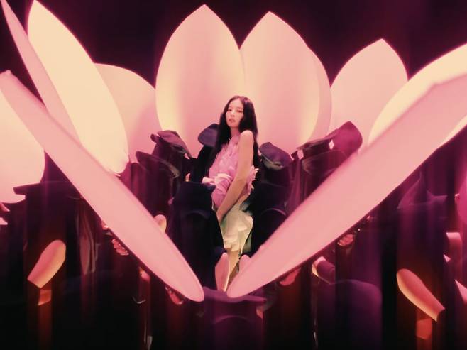 그룹 블랙핑크 제니가 미국 시사주간지 타임이 발표한 '올해 가장 영향력 있는 100인'(이하 '타임 100')에 선정된 유일한 한국인이 됐다.
사진=그룹 블랙핑크 제니 'ZEN' MV 캡처