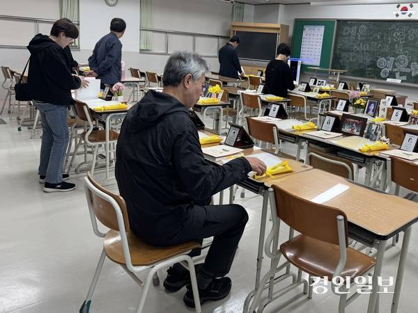 안산시 단원구 고잔동  4.16 기억교실을 찾은 시민들이 교실을 살펴보고 있다. 2026.4.16 /마주영기자 mango@kyeongin.com