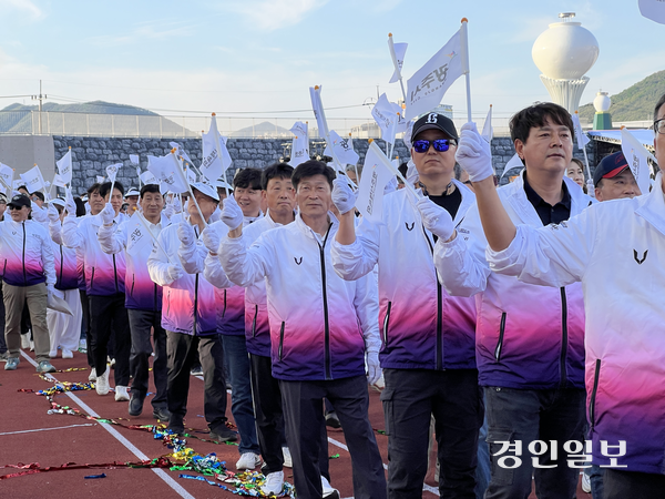 16일 경기도 광주시 G-스타디움에서 열린 ‘제72회 경기도체육대회 2026 광주’ 개막식에서 광주시 선수단이 입장하고 있다. 2026.4.16 /김도윤PD lkjkdy02@kyeongin.com