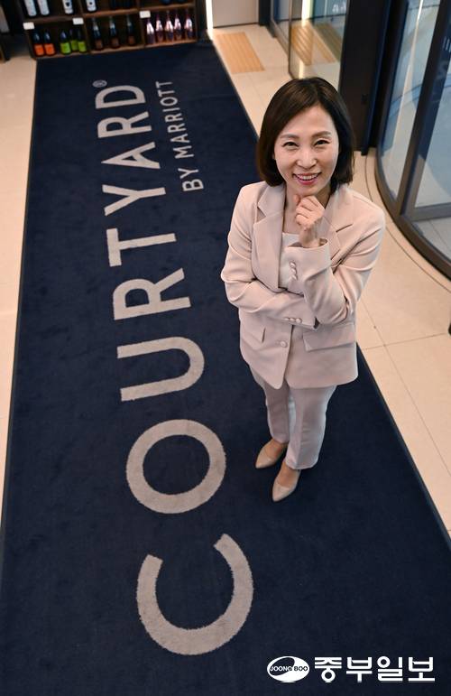 송영주 코트야드 메리어트 수원 총지배인이 중부일보와의 인터뷰를 마치고 기념촬영을 하고 있다. 노민규기자