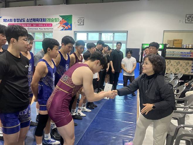 ‘2026 충청남도소년체육대회’에 참가한 선수들은 육상, 레슬링, 복싱, 펜싱, 롤러 등 총 20개 종목에 출전해 그동안 흘린 땀방울의 결실을 맺었다.이혜경 교육장이 13개 체급에서 1위를 싹쓸이하는 기염을 토해낸 기민중학교 레스링부 선수들을 격려하고 있다.(사진=논산계룡교육지원청 제공)