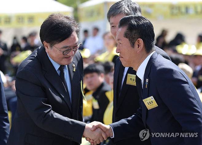 우원식 국회의장과 더불어민주당 정청래 대표가 16일 경기도 안산 화랑유원지에서 열린 세월호 참사 12주기 기억식에서 인사하고 있다.