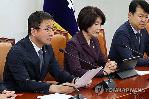 더불어민주당 한병도 원내대표가 16일 국회에서 열린 정책조정회의에서 발언하고 있다.