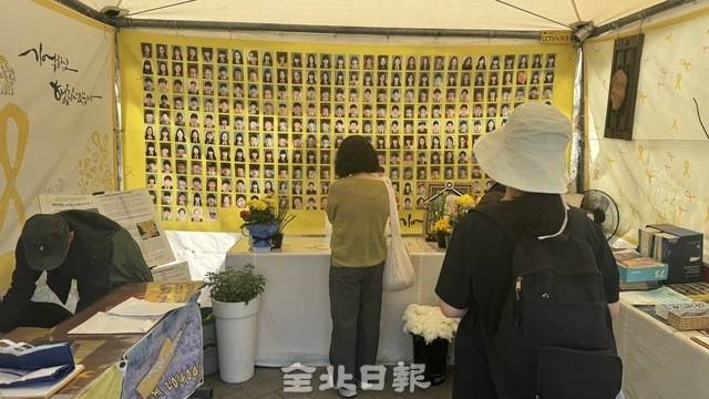 16일 세월호 참사 12주기를 맞아 시민들이 추도하고 있다. /이상구 기자