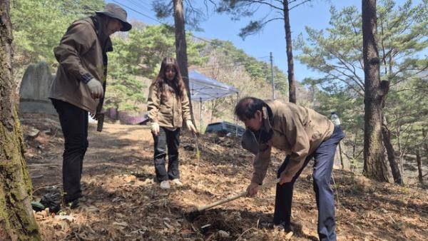 평창국유림관리소(소장:이명규)는 15일 대화면 하안미리 가리왕산 산림생태관리센터에서 창립 100주년 및 제81회 식목일을 기념한 ‘가리왕산 소나무 명품숲 후계림 조성’ 나무심기 행사를 개최했다. 사진은 이종봉 평창군산림조합장이 묘목을 심는 모습.