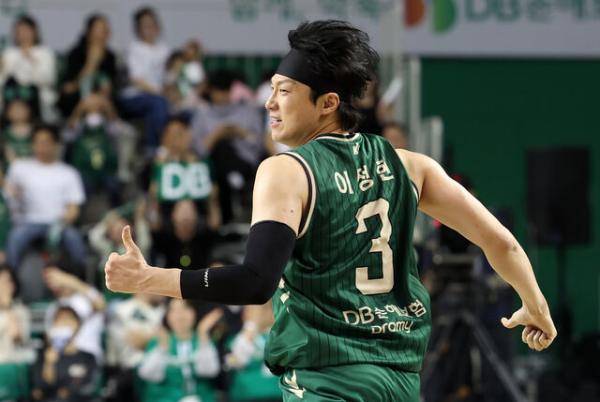 ◇지난 13일 원주DB프로미아레나에서 열린 2025-2026 프로농구 원주DB와 부산 KCC의 6강 플레이오프 1차전 경기. DB 이정현이 3점슛을 성공한 뒤 엄지손가락을 세워 보이고 있다. 사진=연합뉴스