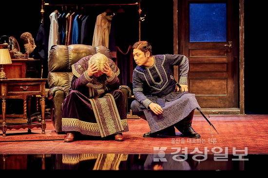 ▲ 연극 '더 드레서' 공연 장면. 울산문예회관 제공