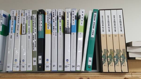 조희영 아라가야향토사연구회 회장이 보관하고 있는 방대한 문화유적 유물 조사 자료 중 일부. /조재영 기자