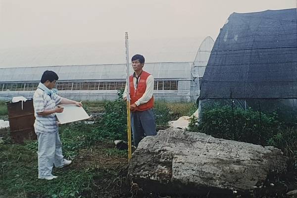 1996년 아라가야향토사연구회가 함안군 군북면 동촌마을에서 고인돌을 조사하고 있다. 왼쪽이 이순일 부회장, 오른쪽이 조희영 회장이다. /아라가야향토사연구회