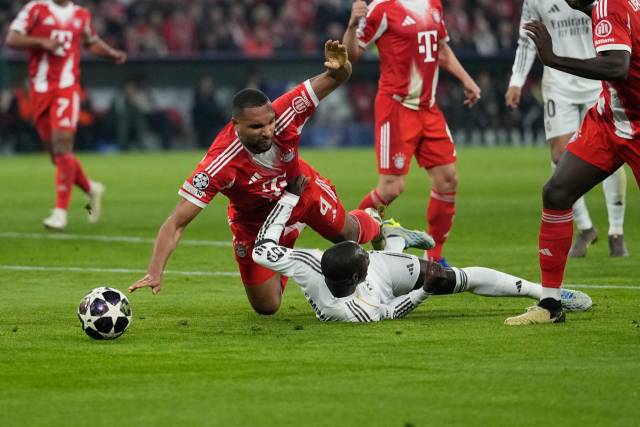 바이에른 뮌헨의 요나단 타(4번)가 16일 독일 뮌헨의 알리안츠 아레나에서 열린 2025-2026 UEFA UCL 8강 2차전 도중 레알 마드리드의 페를랑 멘디와 공을 다투다 넘어지고 있다. AP 연합뉴스