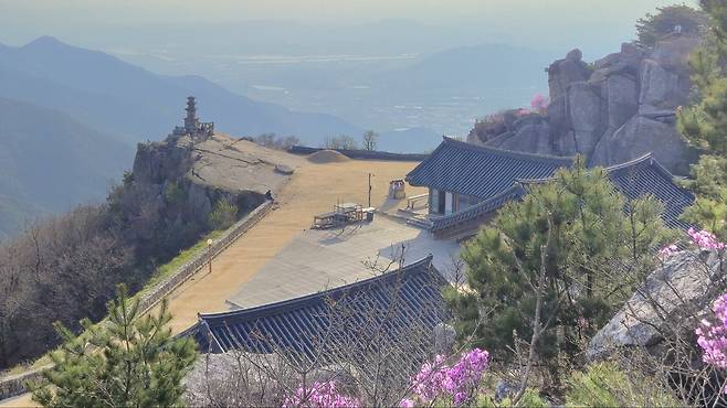 정상에서 바라본 대견사 전경.