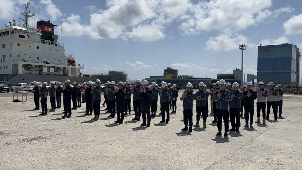 16일 포항 효자-상원 도로 건설공사 현장에서 고용노동부 포항지청, 안전보건공단 경북동부지사, 포스코이앤씨 포항지역 현장소장들과 협력사 관계자 및 근로자 등이 '안전 한마음 결의대회'를 하고 있다. 포스코이앤씨 제공