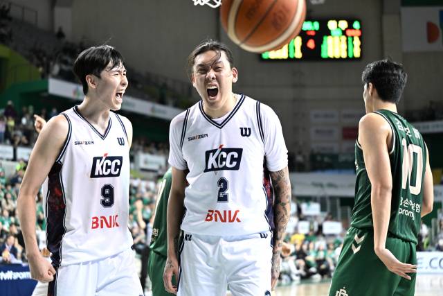 15일 강원 원주DB프로미아레나에서 열린 프로농구 6강 플레이오프 2차전 원주 DB와 부산 KCC의 경기에서 KCC 최준용(가운데)이 득점 후 포효하고 있다. 연합뉴스