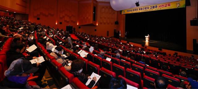 성주군은 매년 참외영농 현장에 필요한 외국인계절근로자를 위해 참외영농가들의 고용주 사전교육을 실시하고 있다. 성주군 제공