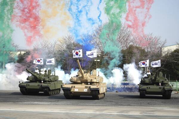 현대로템 중동형 K2 전차(가운데)와 폴란드 K2 전차의 모습.[출처=현대로템]