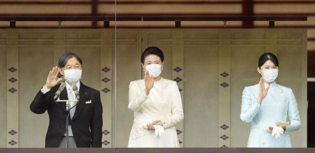 2023년 1월, 새해 인사하는 나루히토(왼쪽) 일왕과 부인인 마사코(가운데) 왕비, 장녀인 아이코(오른쪽) 공주 [사진=교도 연합뉴스]