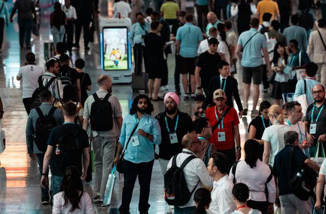 15일 중국 광둥성 광저우에서 열린 제139회 캔톤 페어에 세계 각지 바이어들이 몰려들었다. 캔톤페어는 중국 최대 무역 박람회다. [사진=EPA연합뉴스]