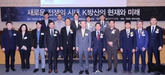 동행미디어 시대가 16일 대한상공회의소에서 주최한 '시대포럼-새로운 전쟁의 시대, K방산의 현재와 미래'에서 홍선근 시대 회장(앞줄 왼쪽에서 여섯번째) 등 주요 참석자들이 기념촬영을 하는 모습.