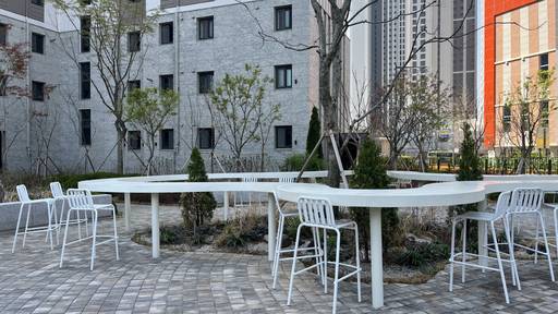 '철산자이 브리에르' 단지 내 '힐즈카페가든'./성채리 인턴기자