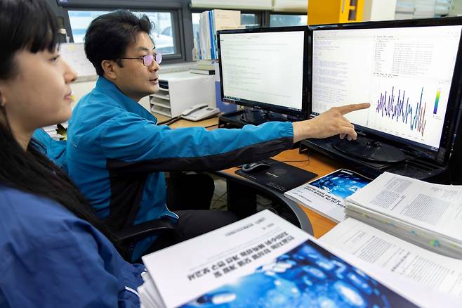 지하수위 데이터 딥러닝 인공지능 시스템(LSTM)을 살펴보고 있는 제주개발공사 관계자들(사진제공=제주개발공사)