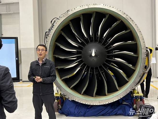 김광은 대한항공 엔진정비공장장(상무)이 제2 엔진 테스트 셀 공장 관련 브리핑을 진행하고 있다. 사진=권지용 기자